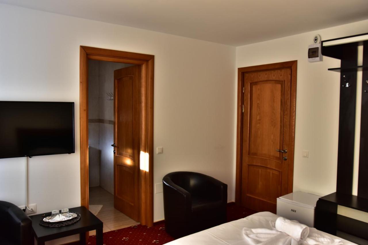 Hotel Ostrov Călimăneşti 외부 사진