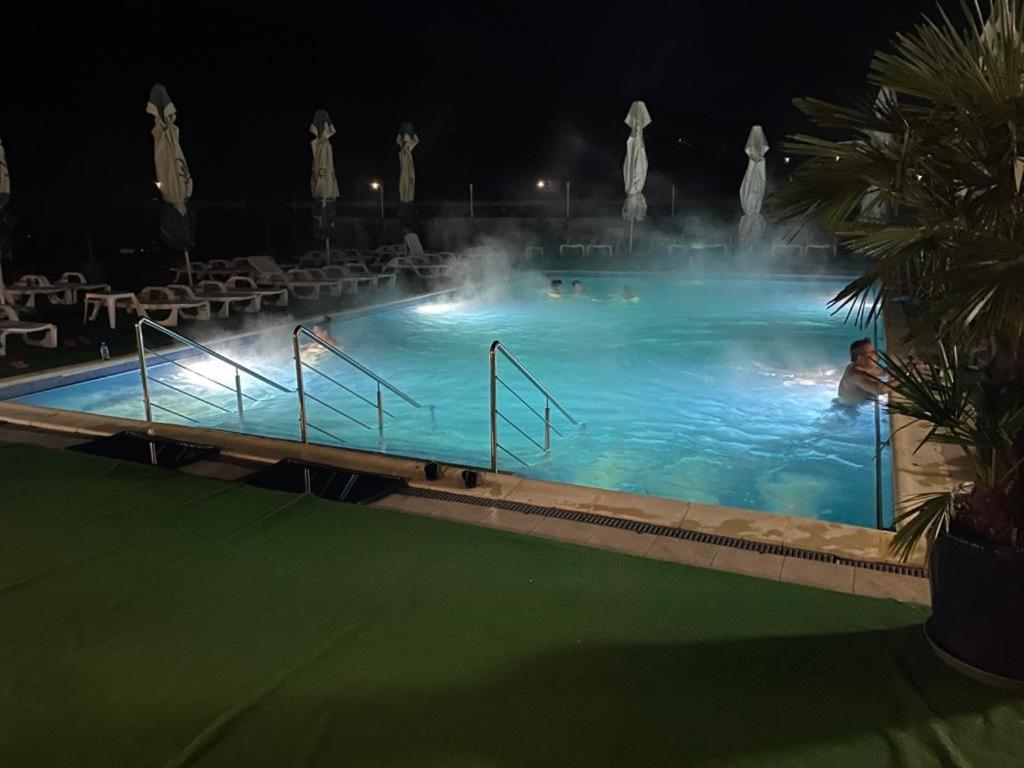 Hotel Ostrov Călimăneşti 외부 사진